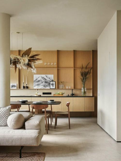 Минималистичный интерьер без лишнего декора построен на сочетании бежевого и дерева. 01