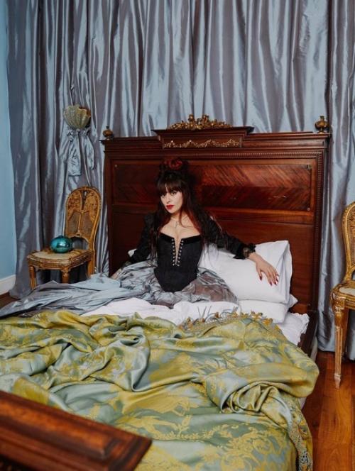 Мы рассматриваем с утра пораньше устройство и быт дома любимой рок - принцессы современности дизайнера Дилары финдикоглу. 01