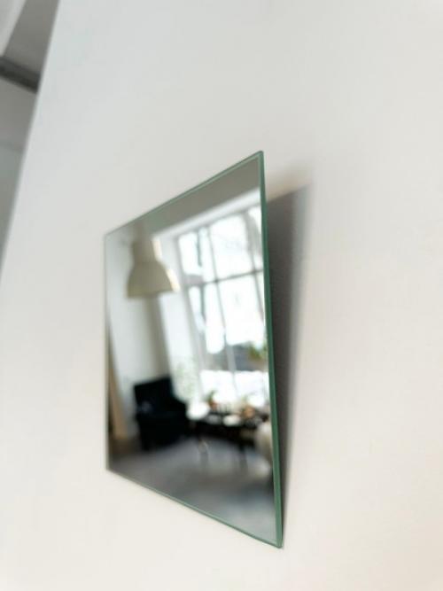 Квадратное зеркало, особенно небольшого размера, может быть отличным элементом декора, который поможет увеличить пространство в помещении. 02