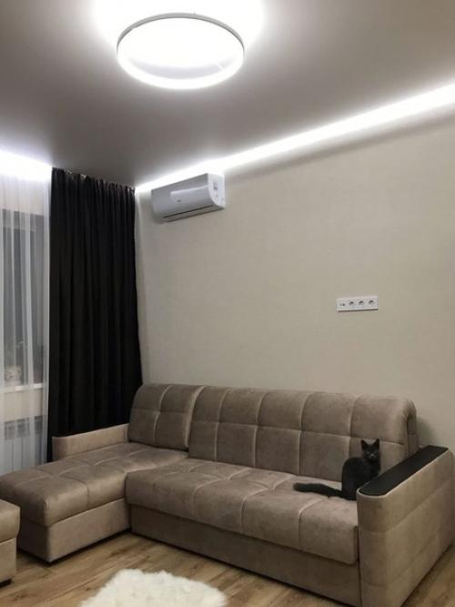 Ремонт в однушке.  Очень эффектно смотрится сочетание синего и белого цвета в кухне. 04