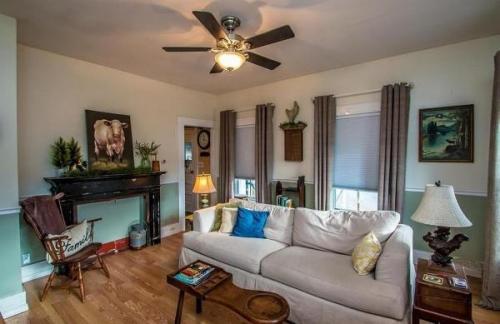 На рынке продажи недвижимости появился уютный коттедж, который идеально подойдёт для любого ценителя простого интерьера и жутких сюрпризов. 03