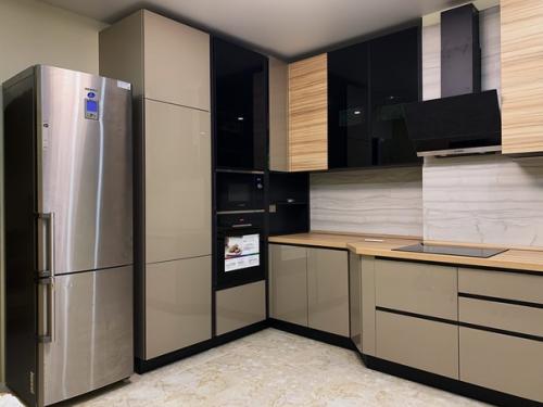 Наша кухня.  Холодильник встроенный, этот временно вставили, позже уберём на балкон. 01