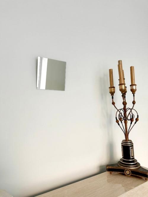 Квадратное зеркало, особенно небольшого размера, может быть отличным элементом декора, который поможет увеличить пространство в помещении. 01