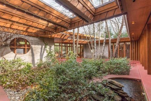 Врач всегда может похоронить свои ошибки, архитектору же остается только посоветовать своим клиентам посадить американский виноград. 04