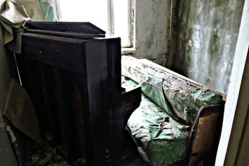 Проходя грузовой порт, погода резко сменилась с ясной и солнечной на серую и хмурую. 07