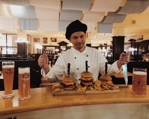 Ностальжи.  В 2008 году в Paulaner в СПб в гостинице пулковская отгремел наш взрослый выпускной. 06