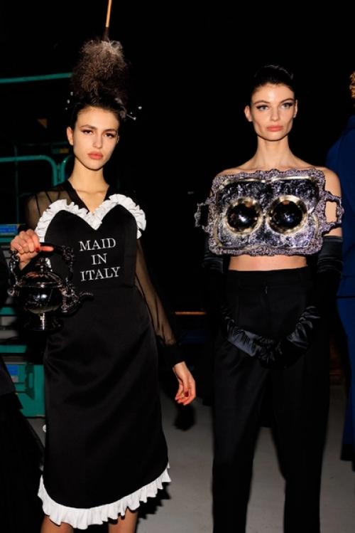 Бренд Moschino представил коллекцию Fall/Winter 2022 на неделе моды в Милане. 06