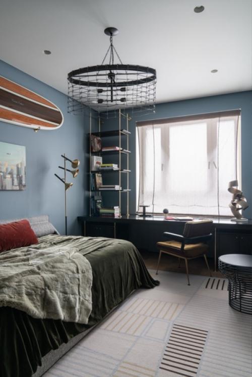 Стеллаж - популярное решение не только для оформления гостиной и рабочего кабинета, но и спальни. 06