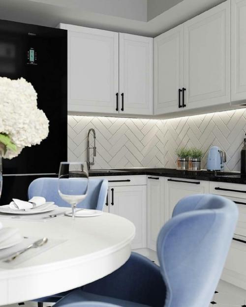 Светлая просторная кухня.