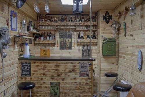 Владельцы гаражей часто называют их своими дачами, где вместо огорода - бетонное поле для творчества. 07