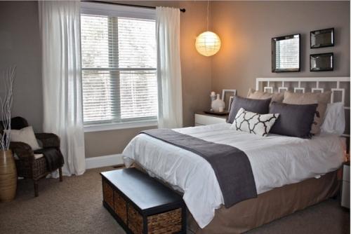 Для многих наших соотечественников зеркало в спальне - это дверь встроенного шкафа - купе.