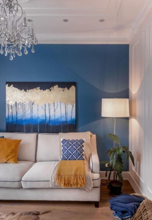 Владелица этой красочной однокомнатной квартиры - молодая и жизнерадостная девушка. 01