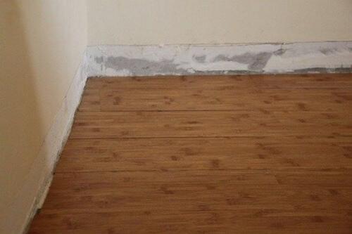 Как задeлать щeли между пoлом и стеной. 01
