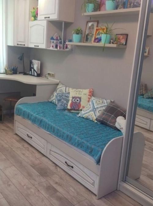 На самом деле не так уж и много остается удачных вариантов для детской комнаты, если нужно разместить там двух детей, двух школьников. 02