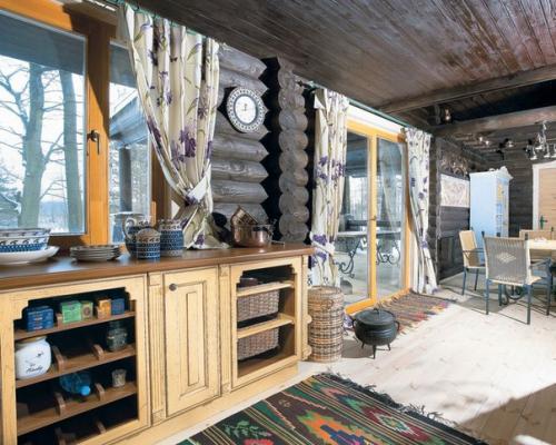 Домик в лесу.  В настоящее время все большее количество людей хотят уехать подальше от города и выбирают жизнь в спокойном тихом месте. 03