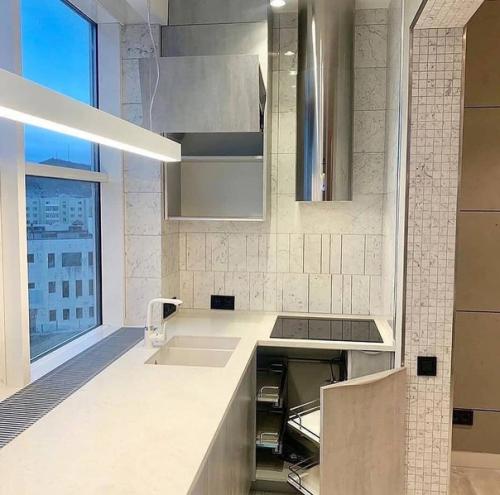 Какая же классная идея кухню на лоджию вынести. 01