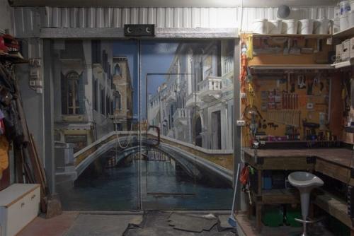 Владельцы гаражей часто называют их своими дачами, где вместо огорода - бетонное поле для творчества. 03