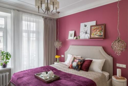 Владелица этой красочной однокомнатной квартиры - молодая и жизнерадостная девушка. 05