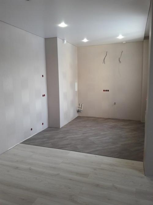 Здраствуйте.  Подскажите пожалуйста какого цвета кухню заказать в такую кухню - гостиную? 01