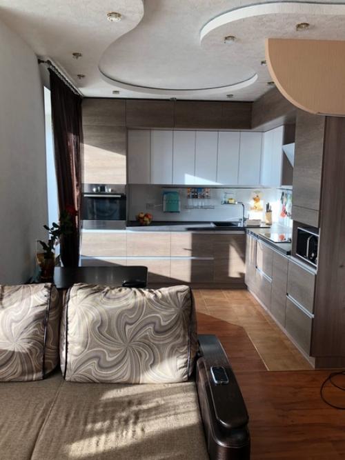 Переехали в большую площадь, потихоньку мы меняем все под себя, переделали кухню, только не поменяли ещё ламинат. 02