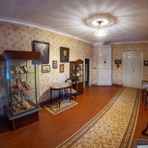 Музей ал.  Алтаева расположен на высоком берегу реки плюссы в деревянном усадебном доме Xviii века. 06