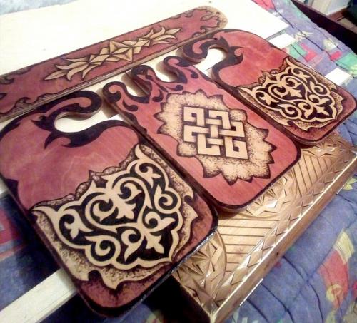 Всем добра. Вот такой кухонный набор из трёх досок - мясо, овощи, хлеб - ждет свою хозяюшку. 01