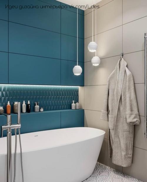 Ванная комната с яркой стеной.