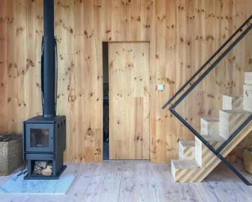 Семейную пару поразил красивый сельский пейзаж и захватывающий вид на огни города. 05