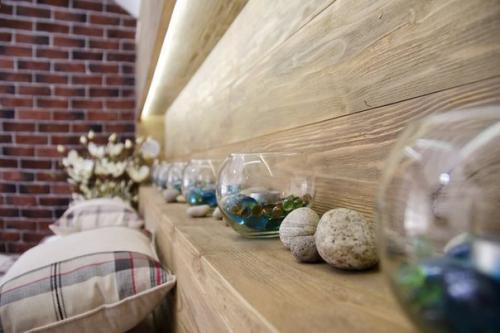 Интерьер спальни на мансарде в стиле лофт. 04