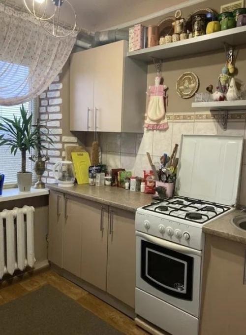 Небольшая кухня. Простая, но уютная. 02