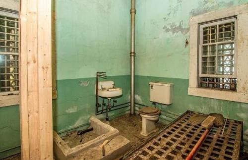 На рынке продажи недвижимости появился уютный коттедж, который идеально подойдёт для любого ценителя простого интерьера и жутких сюрпризов. 07