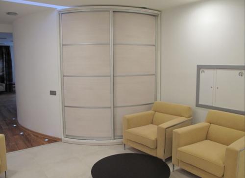 Мебель должна соответствовать общему стилю помещения и отличаться своей функциональностью. 01