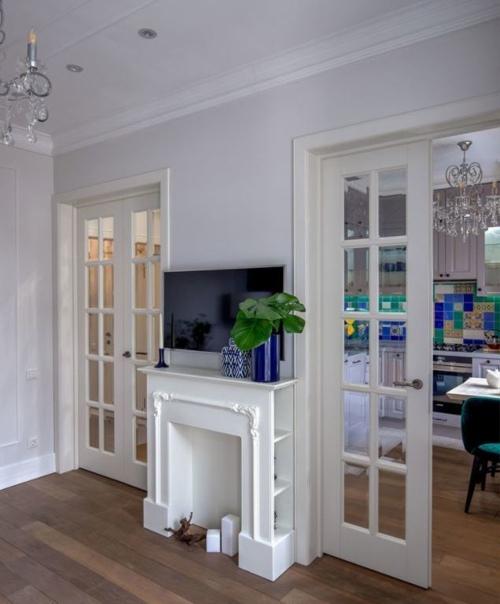 Владелица этой красочной однокомнатной квартиры - молодая и жизнерадостная девушка. 02