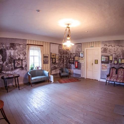 Музей ал.  Алтаева расположен на высоком берегу реки плюссы в деревянном усадебном доме Xviii века. 05