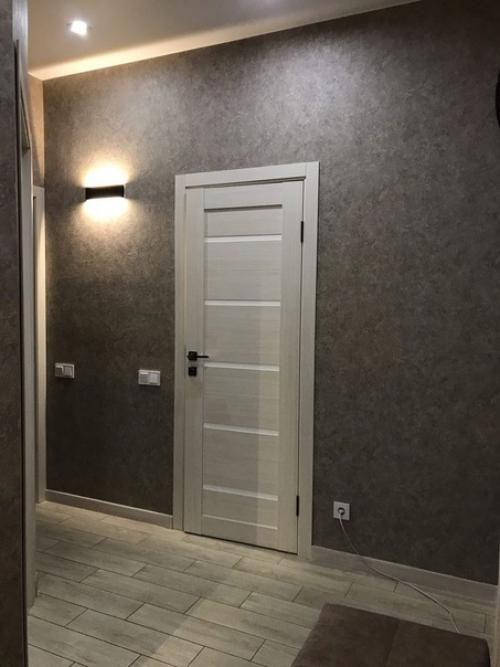 Ремонт в однушке.  Очень эффектно смотрится сочетание синего и белого цвета в кухне. 08