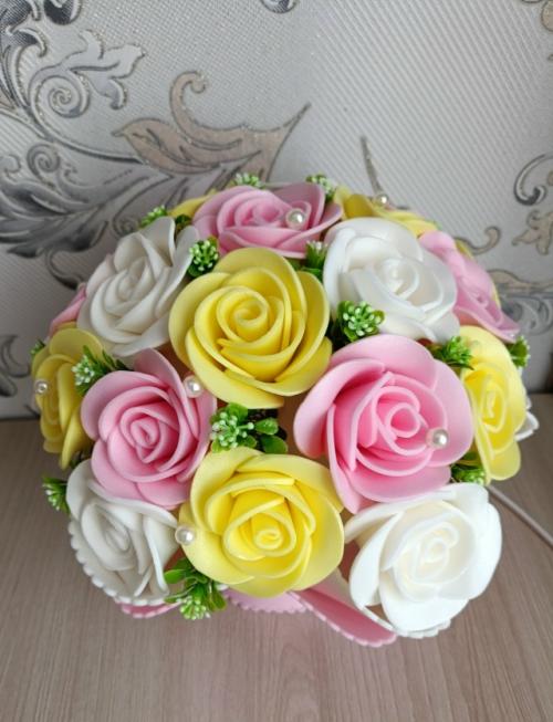 Настольный светильник из изолона с розами - это декоративный элемент интерьера, который сочетает функциональность и эстетику! 01