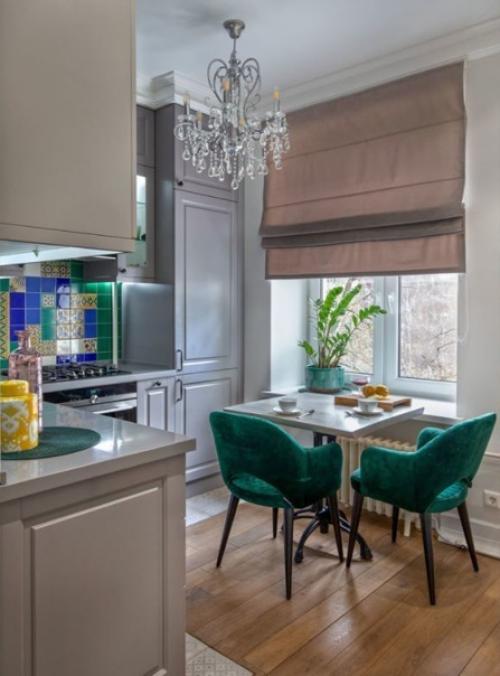 Владелица этой красочной однокомнатной квартиры - молодая и жизнерадостная девушка. 06