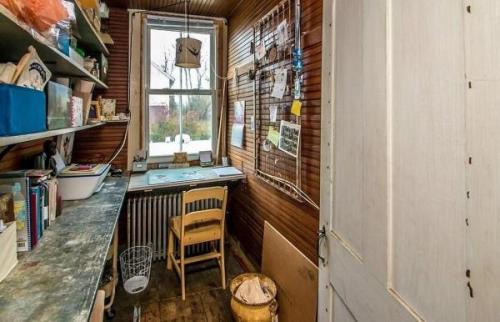 На рынке продажи недвижимости появился уютный коттедж, который идеально подойдёт для любого ценителя простого интерьера и жутких сюрпризов. 09