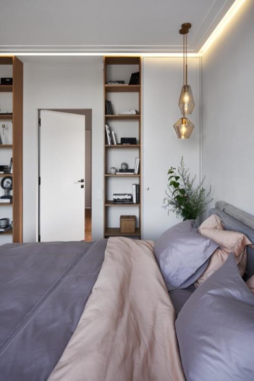 Стеллаж - популярное решение не только для оформления гостиной и рабочего кабинета, но и спальни. 07