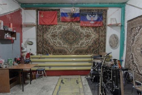 Владельцы гаражей часто называют их своими дачами, где вместо огорода - бетонное поле для творчества. 01