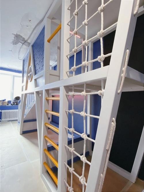 Детская кровать - чердак Эльзас со светодиодной RGB - подсветкой в ярком и смелом интерьере для мальчика. 03