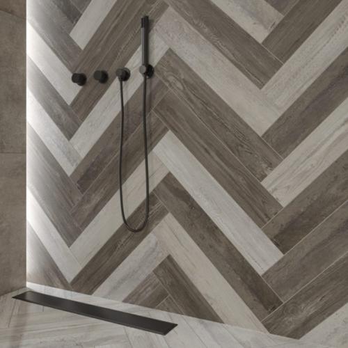 Плитка под дерево уложенная в елочку в ванной комнате. 01