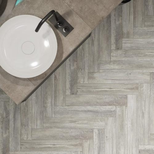 Плитка под дерево уложенная в елочку в ванной комнате. 05