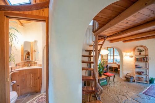 На канадском острове мейн, среди полей и лесов расположился сказочный мини - коттедж округлых форм. 07