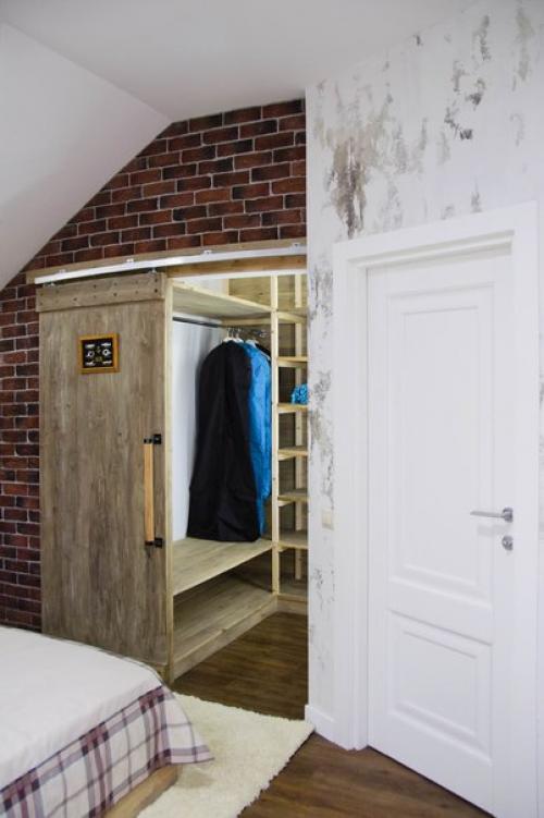 Интерьер спальни на мансарде в стиле лофт. 06