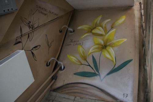 После жалобы Гладкову управляющая компания Белгорода украсила подъезд цветами. 02