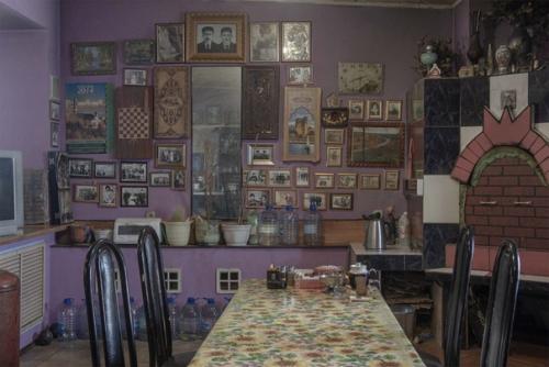 Владельцы гаражей часто называют их своими дачами, где вместо огорода - бетонное поле для творчества. 05