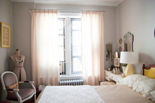 Туалетный столик в интерьере спальни.

