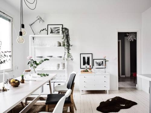 Эта компактная шведская квартира включает светлую кухню, с бледными деревянными полами и красивыми серыми кухонными шкафами. 03