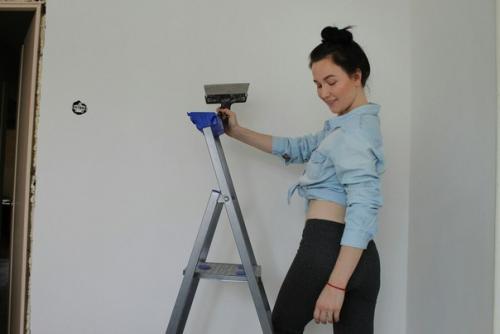 Я отличный штукатур, в одиночку выравниваю стены и клею обои. 
